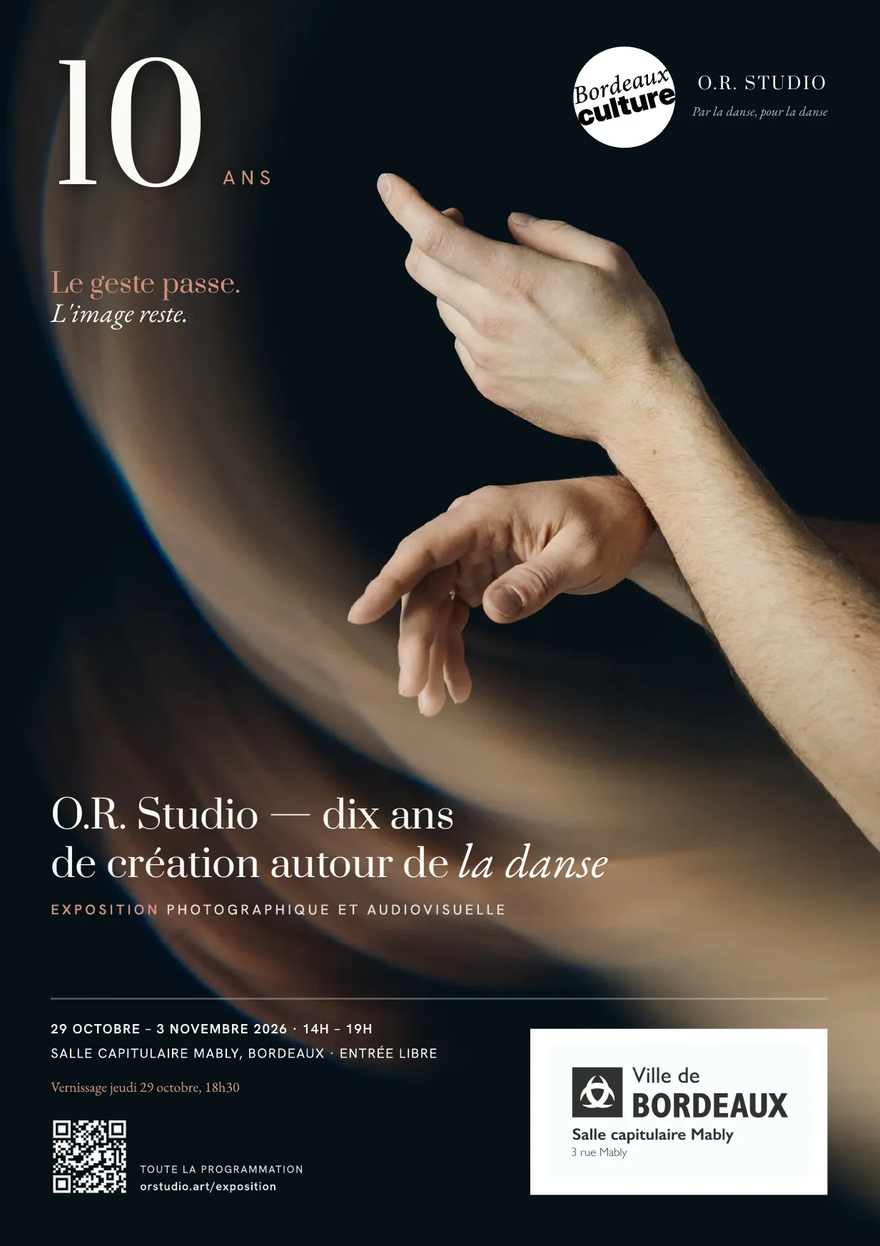 Affiche de l'exposition « O.R. Studio — dix ans de création autour de la danse », deux mains en geste dansé sur fond sombre.