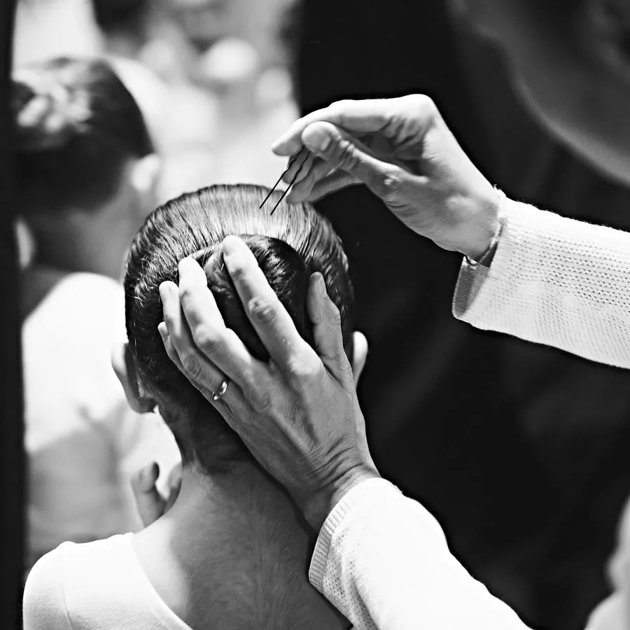 Coulisses — Un chignon épinglé avant l'entrée en scène.