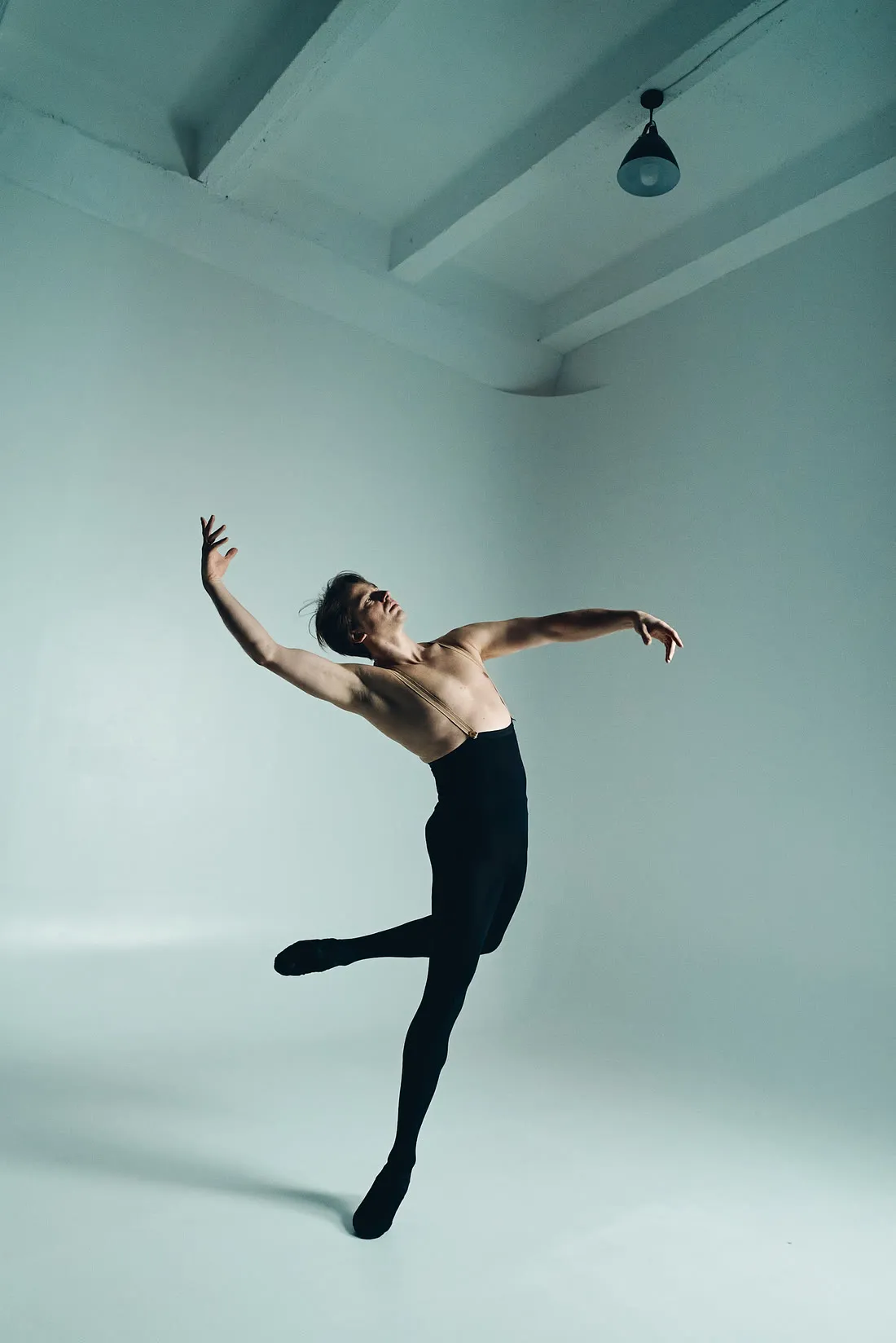 Portrait d'artiste — Oleg, envol en studio.