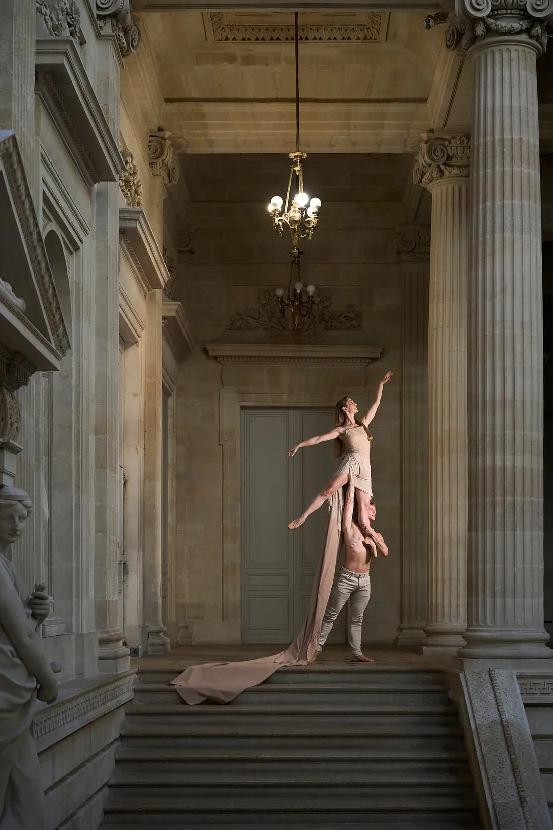 Portrait d'artiste — Diane & Neven, porté sous les colonnes.