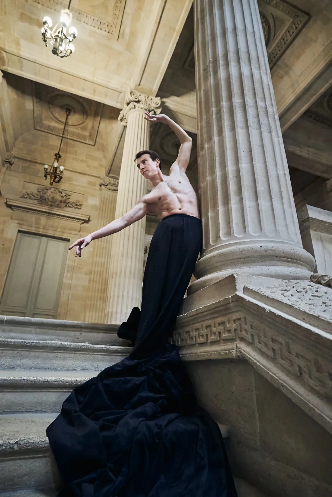 Portrait d'artiste — Alexandre, colonne et drapé.